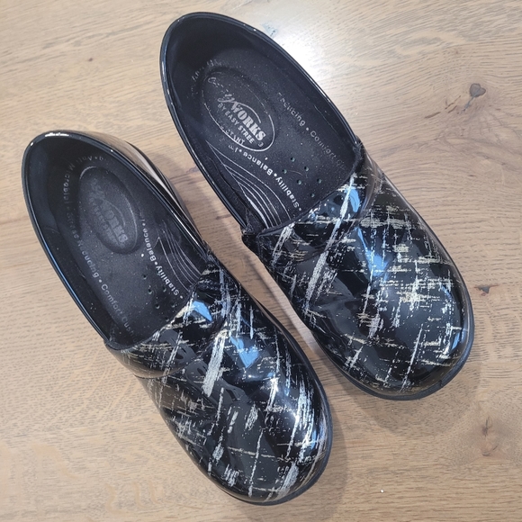 Easy Works by Easy Street 5Easy Works by Easy Street Women's Laurie Clog - Picture 2 of 5